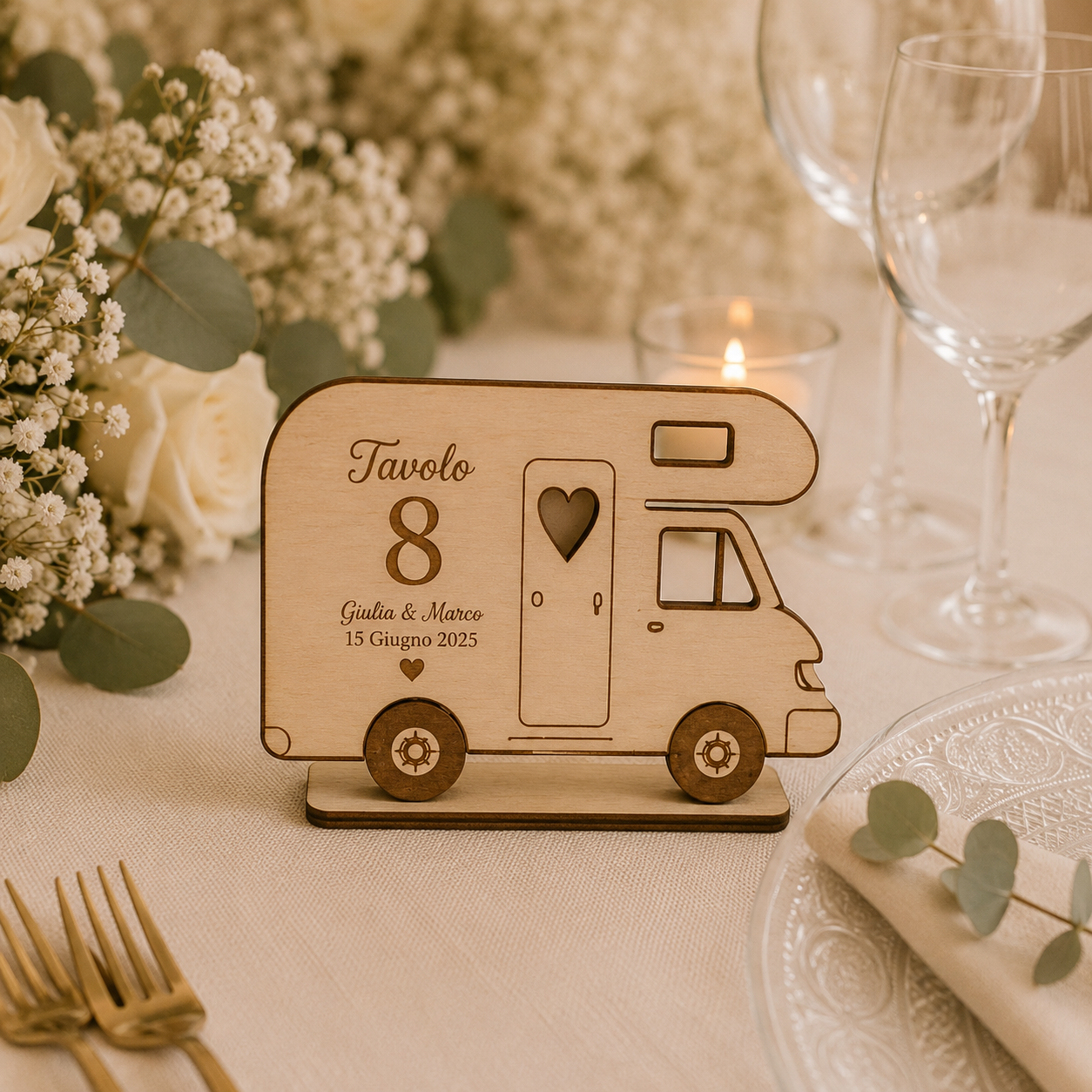 Segnatavolo Personalizzato in Legno – Tema viaggi per Matrimonio, Battesimo e Comunione